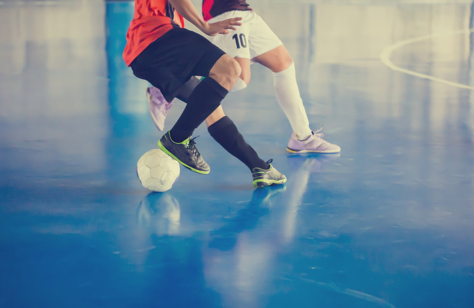 parte-baixa-das-pessoas-jogar-futebol-no-campo